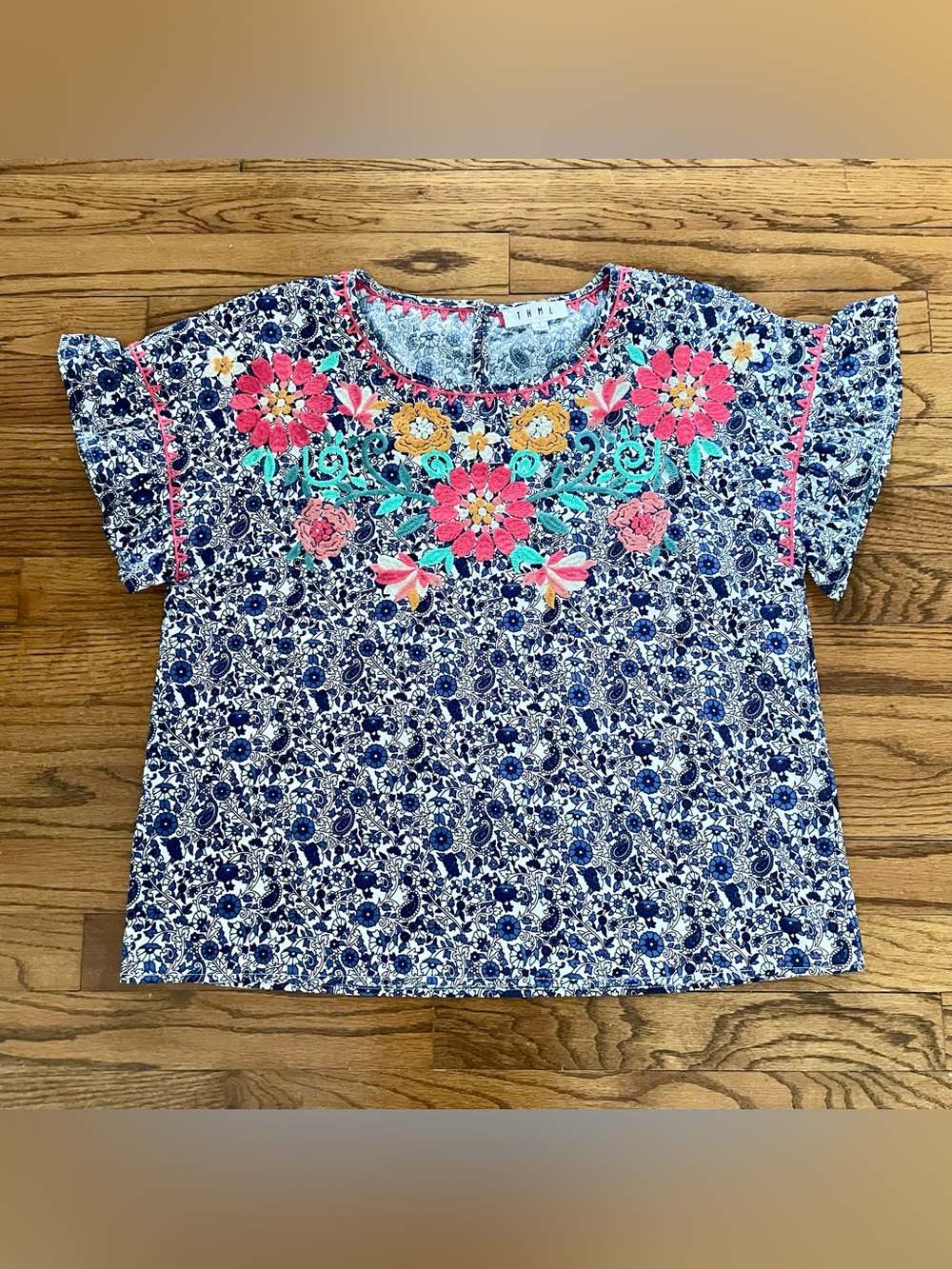THML Blue Paisley Floral
Embroidered Neckline Blouse
Top Women’s Large EXCELLENT